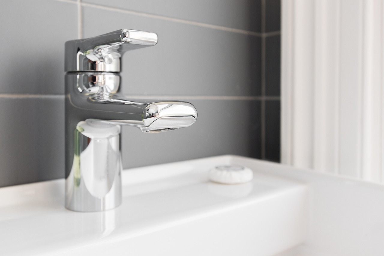 The Quiet Power of Travertine: A Stone That Warms the Modern Bathroom